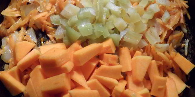 скумбрия тушеная с овощами