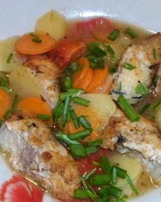 Скумбрия, тушенная в сметане