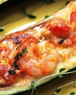 Сливочные креветки, запеченные в цукини