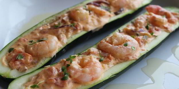 сливочные креветки, запеченные в цукини