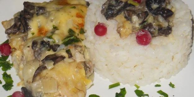 судак с грибами и сметанным соусом