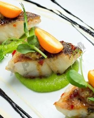 Судак с пюре из зеленого горошка и соусом бербланше