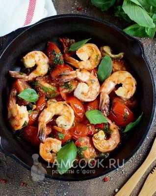 Тигровые креветки, жаренные с помидорами и чесноком