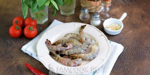 тигровые креветки, жаренные с помидорами и чесноком