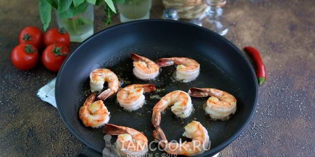 тигровые креветки, жаренные с помидорами и чесноком