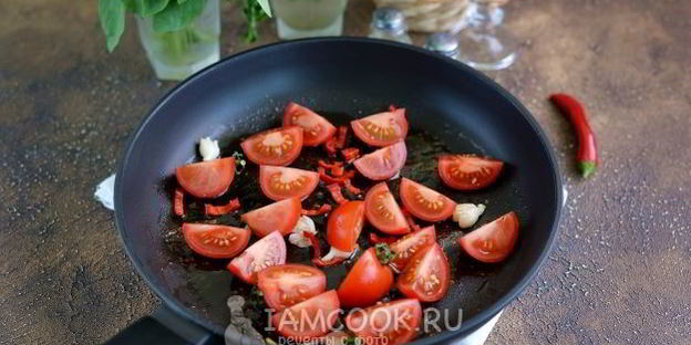 тигровые креветки, жаренные с помидорами и чесноком