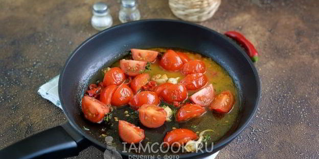 тигровые креветки, жаренные с помидорами и чесноком