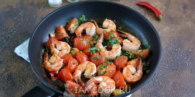 тигровые креветки, жаренные с помидорами и чесноком