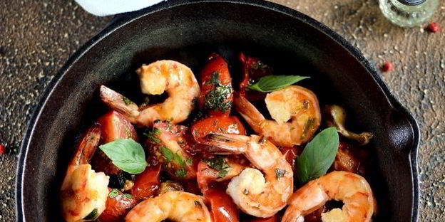 тигровые креветки, жаренные с помидорами и чесноком