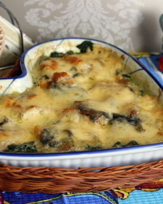 Треска под сырной корочкой на подушке из шпината со сливками