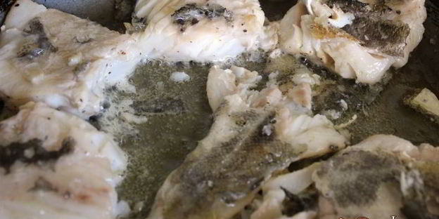 треска под сырной корочкой на подушке из шпината со сливками