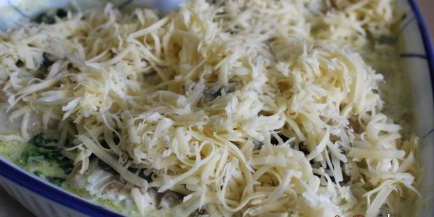 треска под сырной корочкой на подушке из шпината со сливками