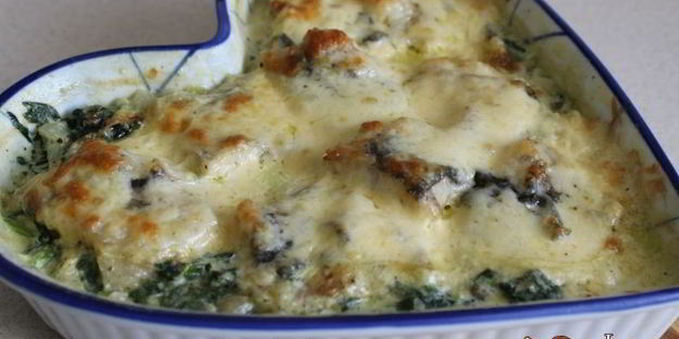 треска под сырной корочкой на подушке из шпината со сливками