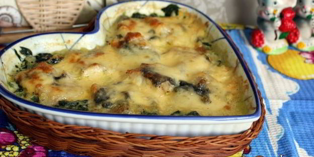 треска под сырной корочкой на подушке из шпината со сливками