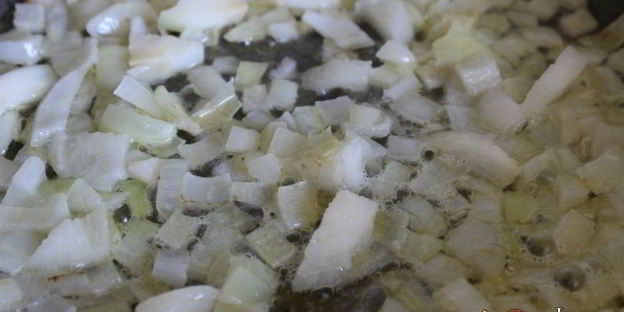 треска под сырной корочкой на подушке из шпината со сливками