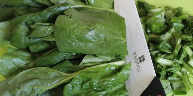 треска под сырной корочкой на подушке из шпината со сливками