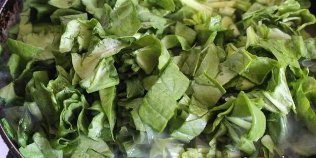 треска под сырной корочкой на подушке из шпината со сливками