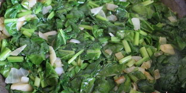 треска под сырной корочкой на подушке из шпината со сливками