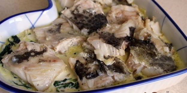 треска под сырной корочкой на подушке из шпината со сливками