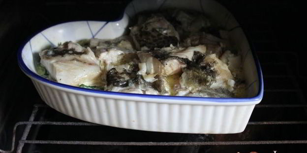 треска под сырной корочкой на подушке из шпината со сливками