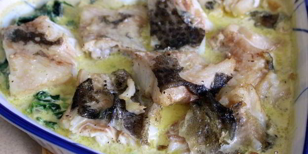 треска под сырной корочкой на подушке из шпината со сливками