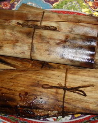 Цельная рыба в гриль-бумаге на мангале