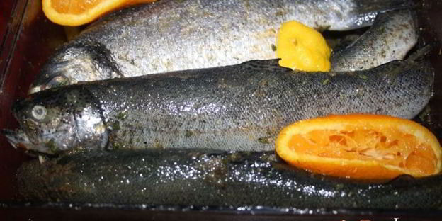 цельная рыба в гриль-бумаге на мангале