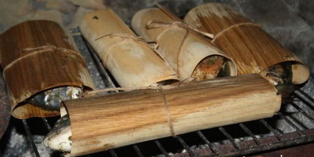 цельная рыба в гриль-бумаге на мангале