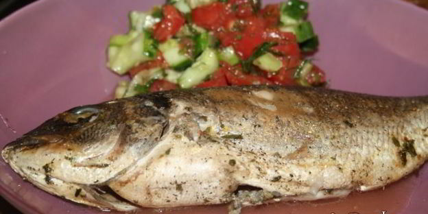 цельная рыба в гриль-бумаге на мангале