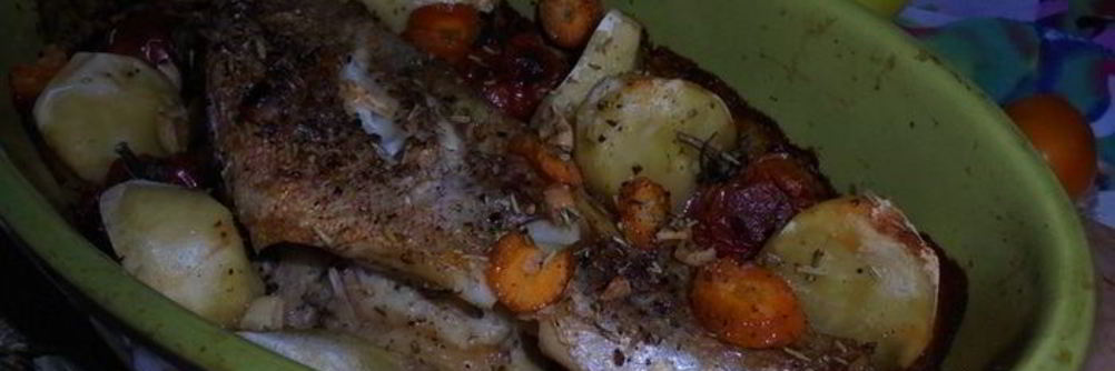 Запеченный окунь с овощами