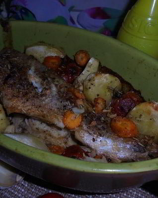 Запеченный окунь с овощами