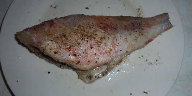 запеченный окунь с овощами