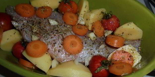 запеченный окунь с овощами