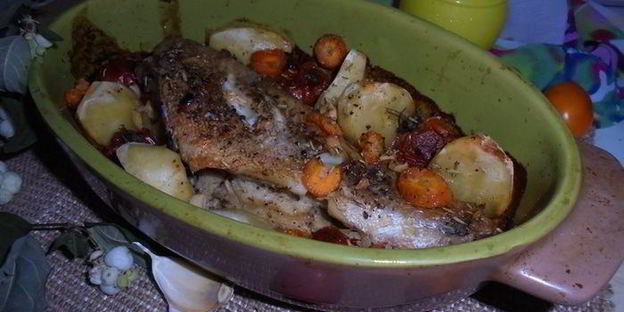 запеченный окунь с овощами