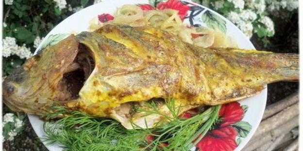 запеченные зеркальные карпы