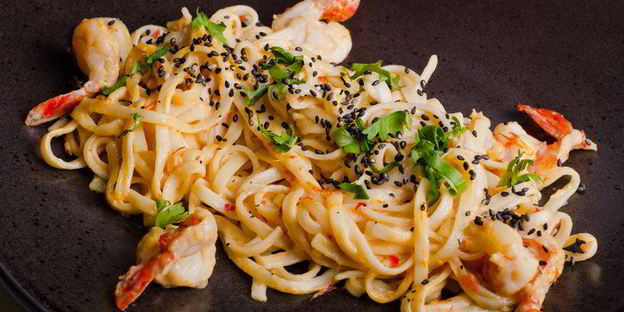 шафрановая лапша с креветками