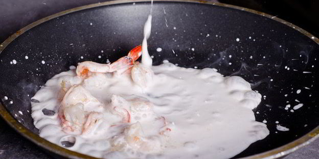 шафрановая лапша с креветками