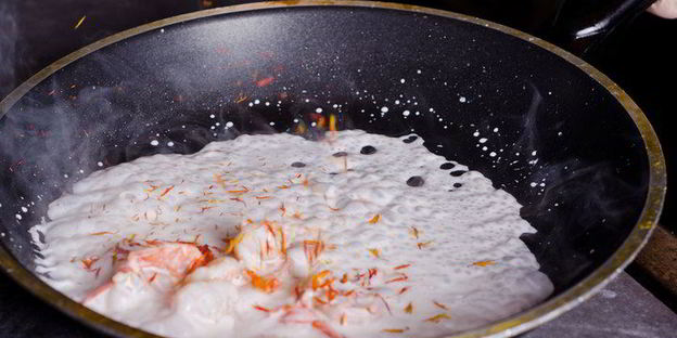 шафрановая лапша с креветками