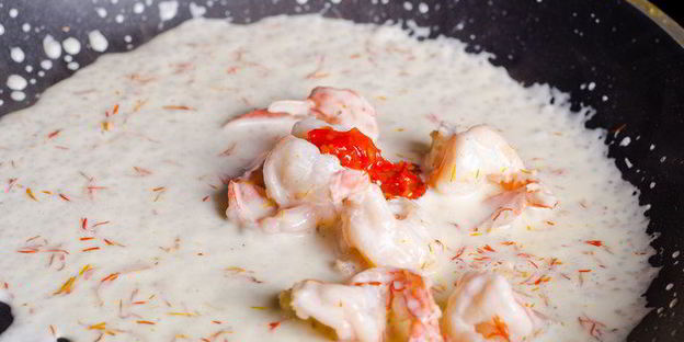 шафрановая лапша с креветками