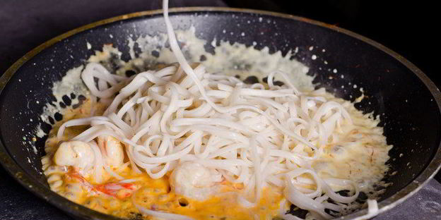 шафрановая лапша с креветками