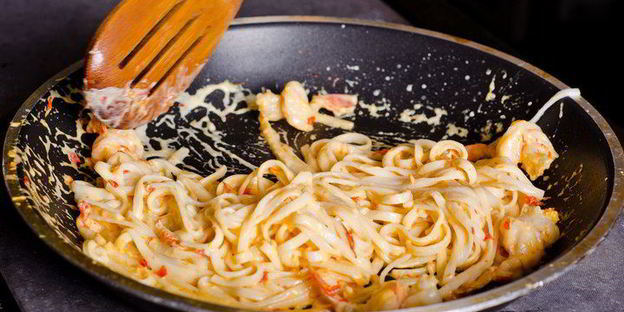 шафрановая лапша с креветками