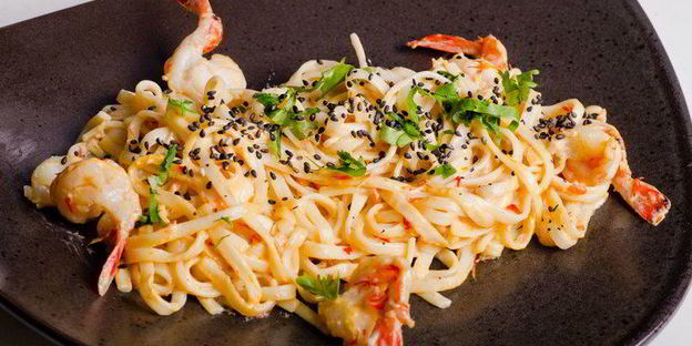 шафрановая лапша с креветками