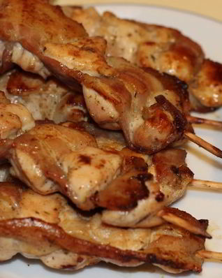 Куриные шашлычки в беконе