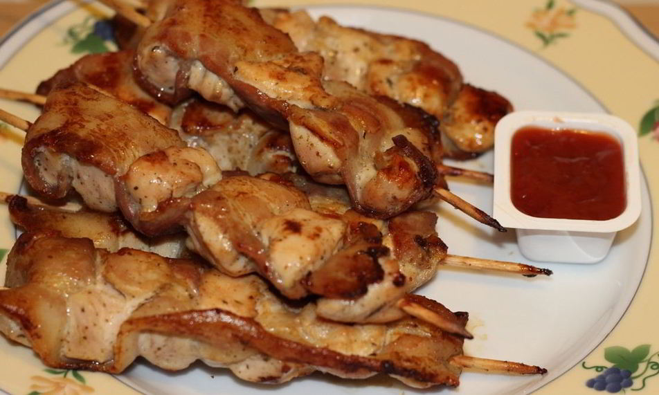 Рецепт куриных шашлычков в беконе