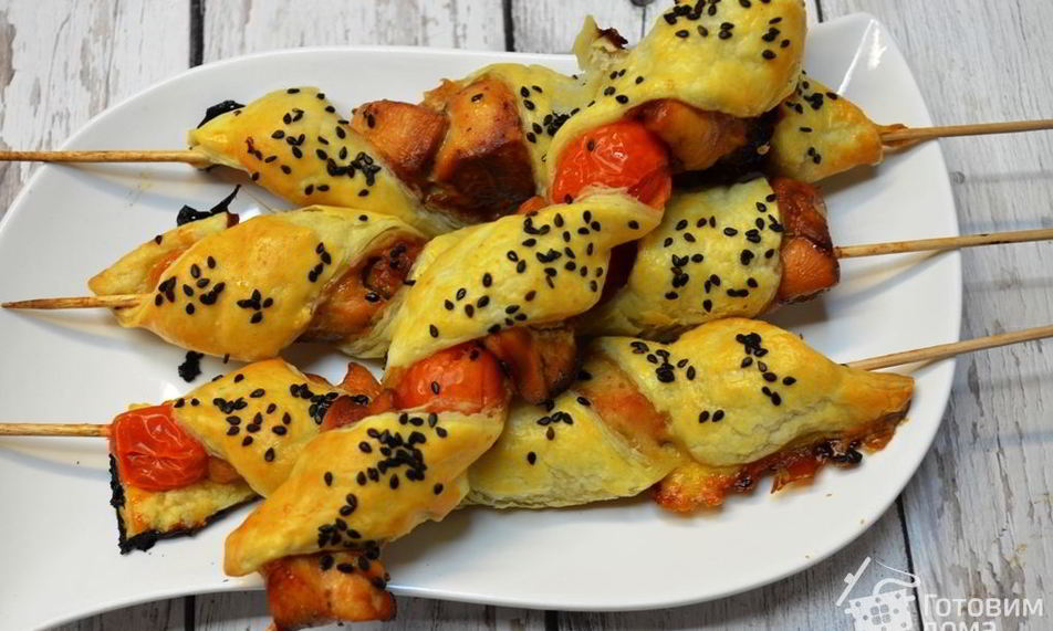 Рецепт куриных шашлычков в слоеном тесте