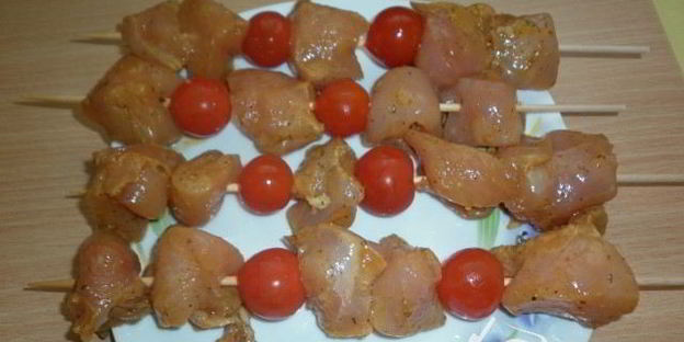 куриные шашлычки в слоеном тесте