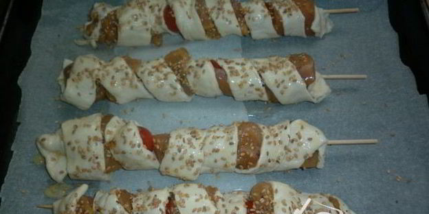 куриные шашлычки в слоеном тесте