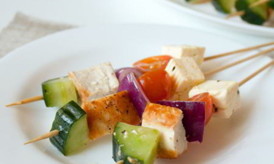 Рецепт шашлычков с курицей, фетой и маринованными овощами