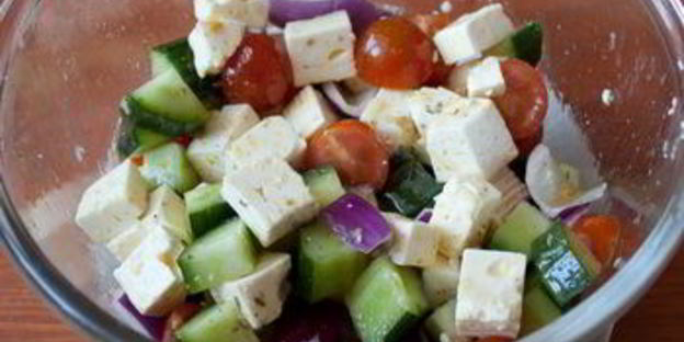 шашлычки с курицей, фетой и маринованными овощами