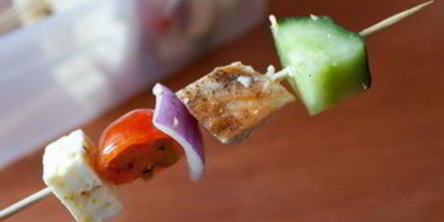 шашлычки с курицей, фетой и маринованными овощами